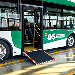 Rampa de silla de ruedas del autobús